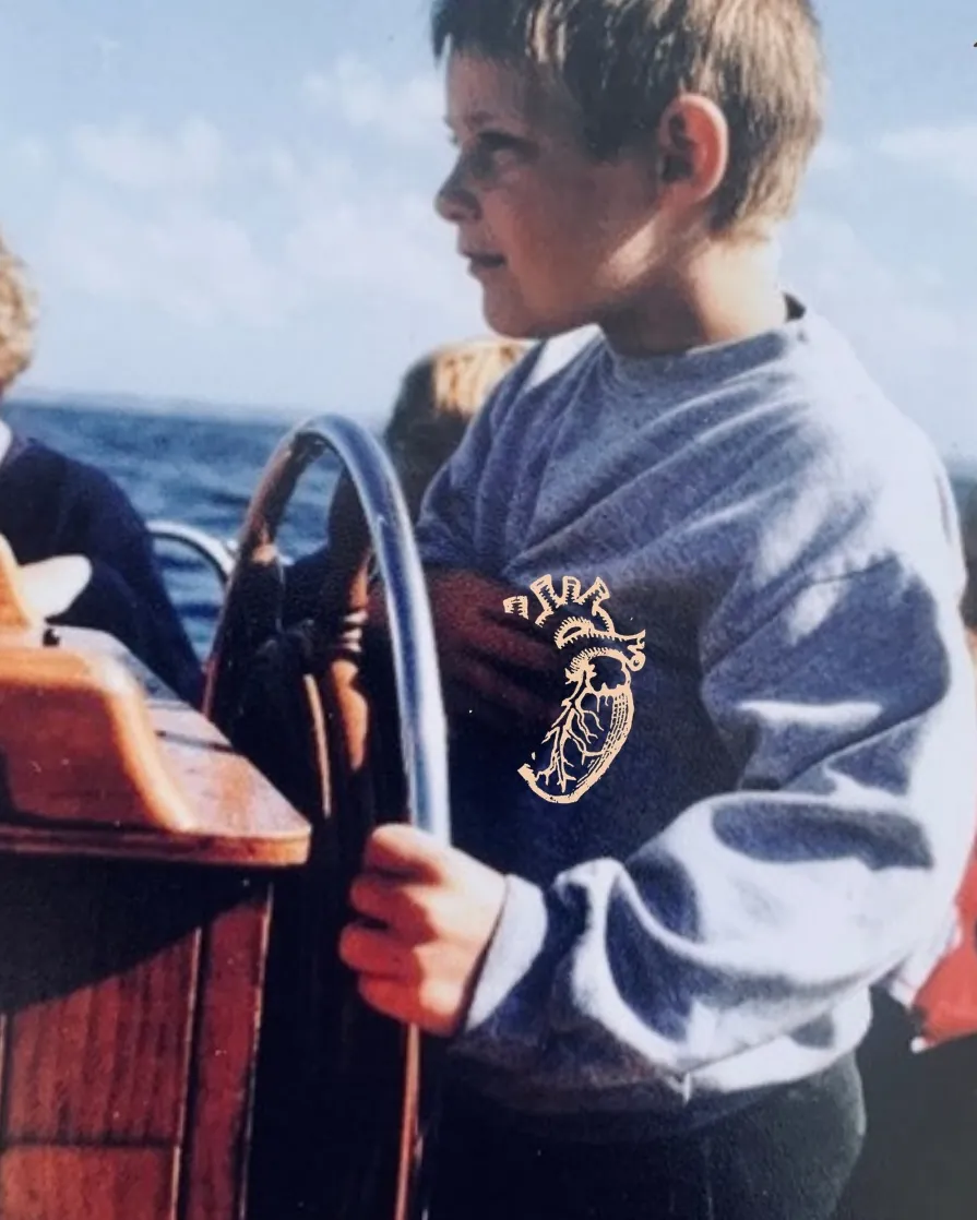 Nicolas enfant, à la barre d’un voilier