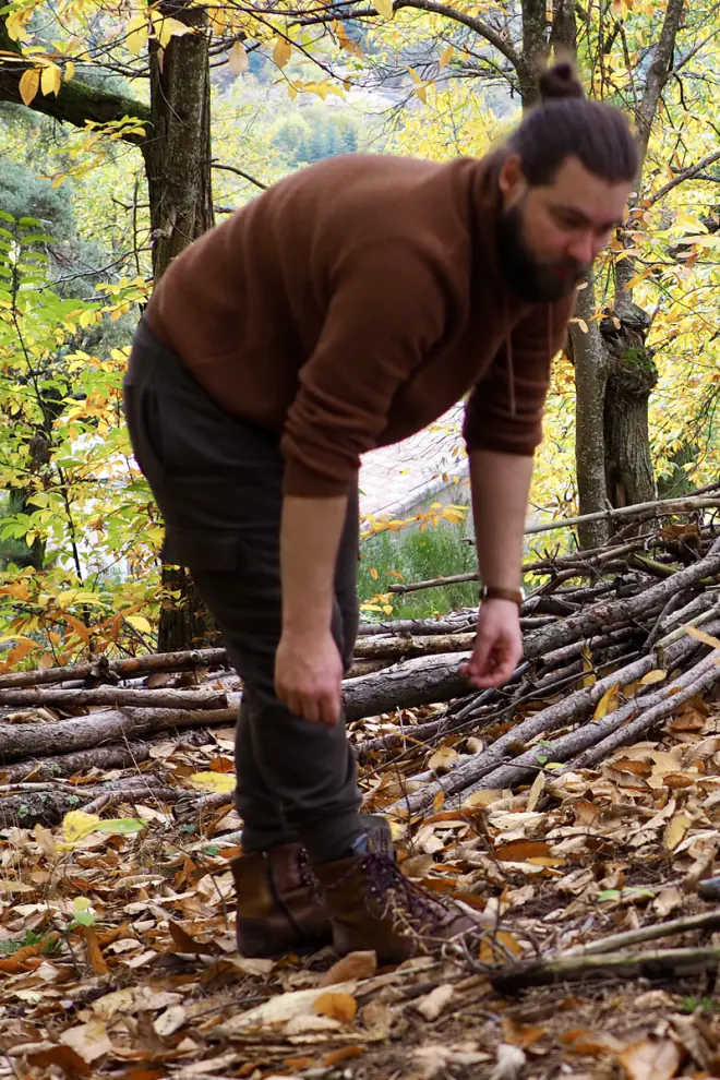 Nicolas prépare le cercle dans la forêt d’automne, à la retraite de Samhain